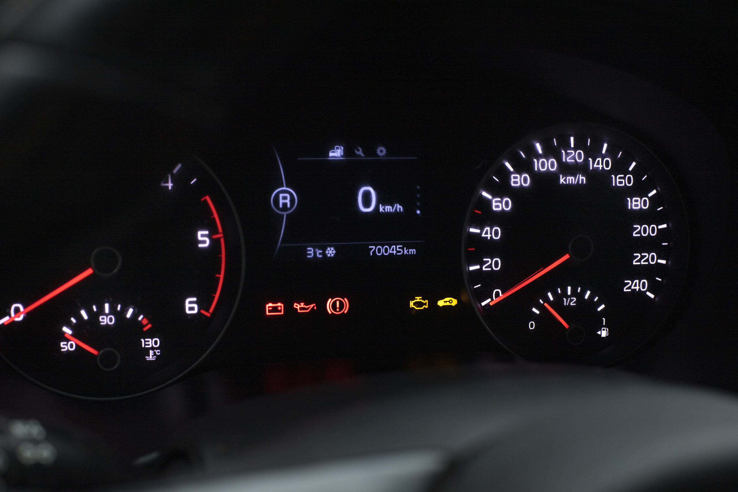 close-up-fuel-level-gauge-vehicle (1)